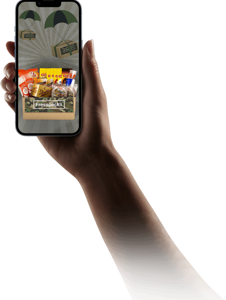 Hand die ein Smartphone hochhält auf dem ein Mann in Militäruniform zu sehen ist mit einem Fresspäckli in der Hand