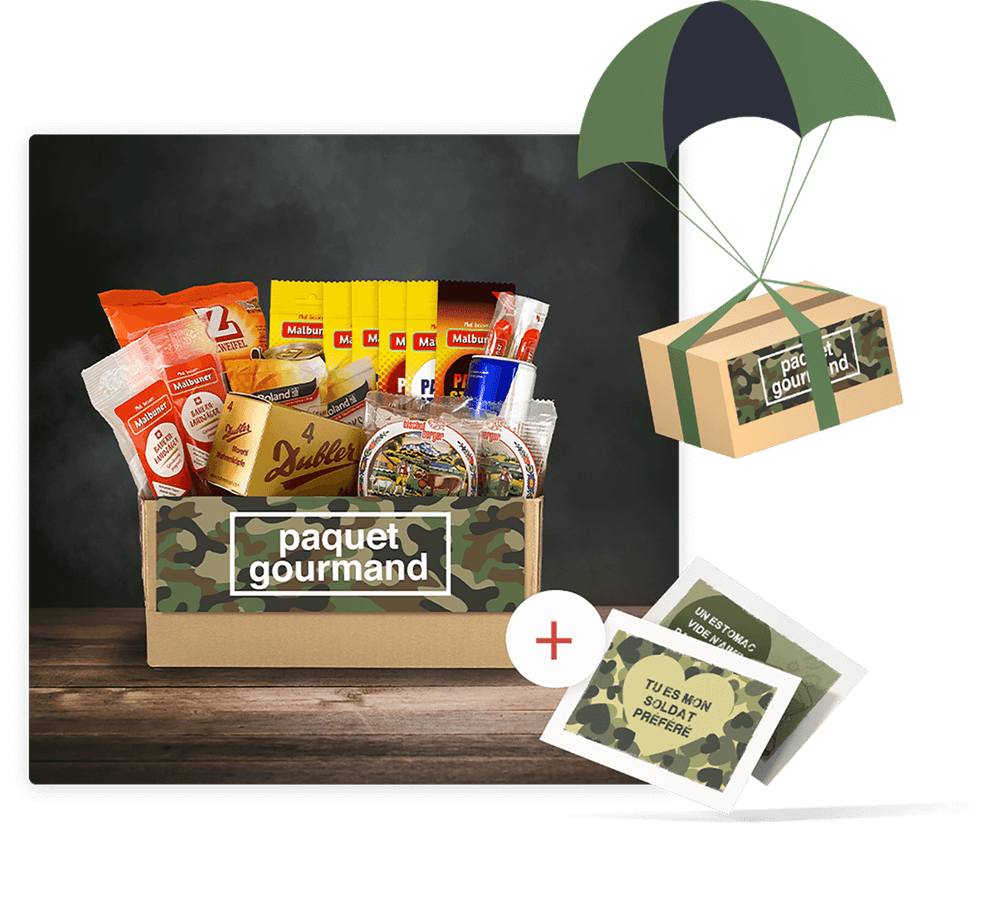 Paquet de friandises sur surface en bois avec cartes de vœux militaires