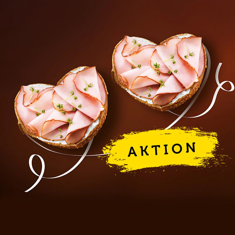 Brote in Herzform belegt mit Schinken. Mit Schriftzug Aktion auf gelben Hintergrund
