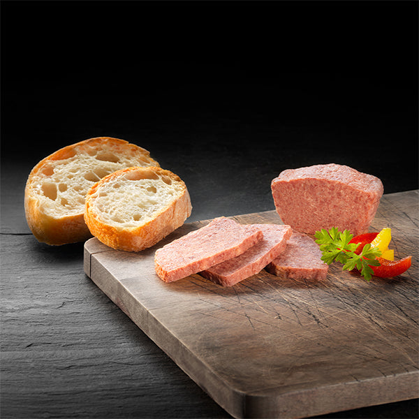Serviervorschlag Malbuner Swiss Corned Beef mit Garnitur und Brot
