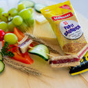 Serviervorschlag Malbuner Party Sandwich Geflügel-Vollkorn als Spiess gemeinsam mit Obst und Gemüse