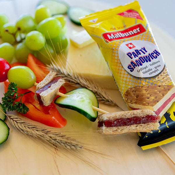 Serviervorschlag Malbuner Party Sandwich Geflügel-Vollkorn als Spiess gemeinsam mit Obst und Gemüse